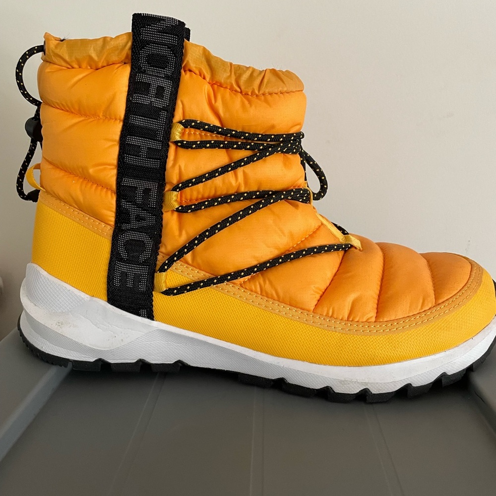 Yellow/golden snow boots - Picture 3 of 4